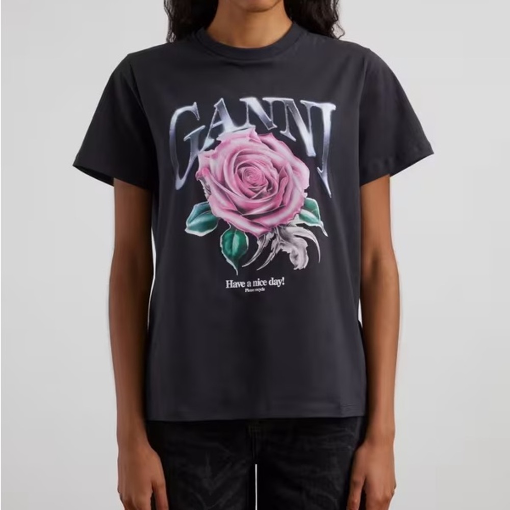GANNI ROSE T SHIRT

Color Phantom

SIZE MEDIUM
